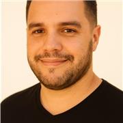 Con experiencia en inglés y francés, como traductor, intérprete y formador.